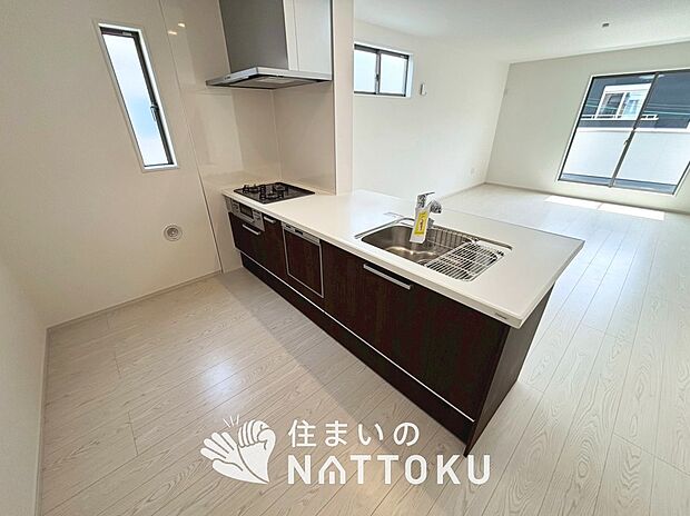 現地写真(キッチン)
収納たっぷりのシステムキッチン、浄水器付水栓を標準装備しています。