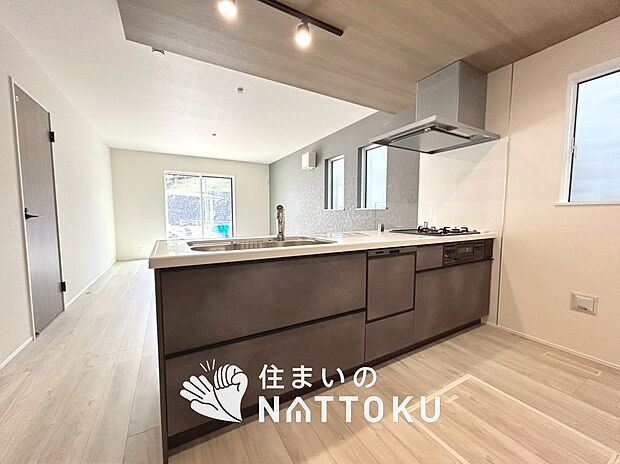 現地写真(キッチン)
収納たっぷりのシステムキッチン、浄水器付水栓を標準装備しています。