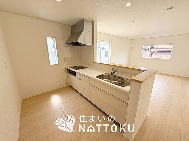 現地写真(キッチン)
収納たっぷりのシステムキッチン、浄水器付水栓を標準装備しています。