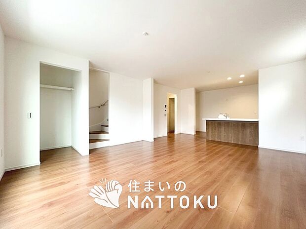 現地写真(リビング)
フローリング材には、木目、色調など木材特有の風合いがあり、ナチュラルな美しさになっています。