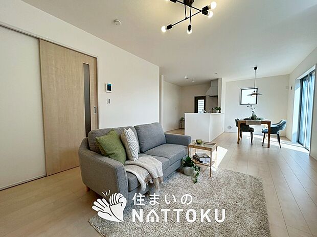 現地写真（リビング）
フローリング材には、木目、色調など木材特有の風合いがあり、ナチュラルな美しさになっています。
