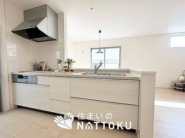 現地写真（キッチン）
収納たっぷりのシステムキッチン、浄水器付水栓を標準装備しています。
