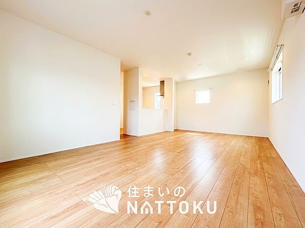 現地写真(リビング)
フローリング材には、木目、色調など木材特有の風合いがあり、ナチュラルな美しさになっています。