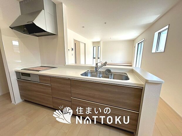 現地写真(キッチン)
収納たっぷりのシステムキッチン、浄水器付水栓を標準装備しています。