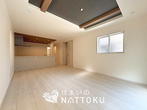 現地写真(リビング)
フローリング材には、木目、色調など木材特有の風合いがあり、ナチュラルな美しさになっています。