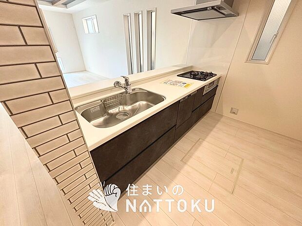 現地写真(キッチン)
収納たっぷりのシステムキッチン、浄水器付水栓を標準装備しています。