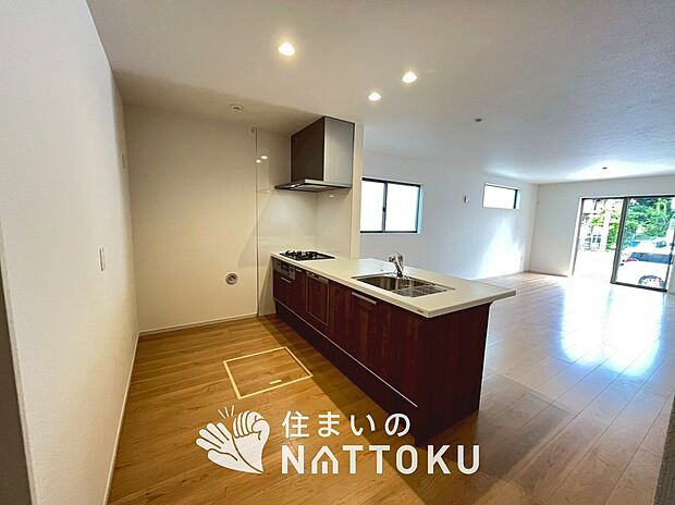 現地写真(キッチン)
収納たっぷりのシステムキッチン、浄水器付水栓を標準装備しています。
