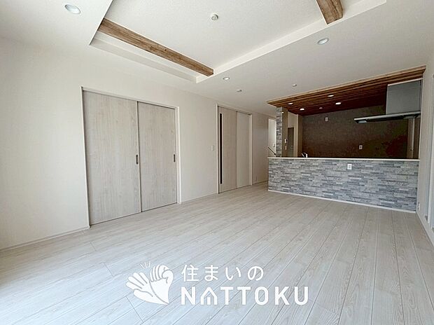 現地写真(リビング)
フローリング材には、木目、色調など木材特有の風合いがあり、ナチュラルな美しさになっています。