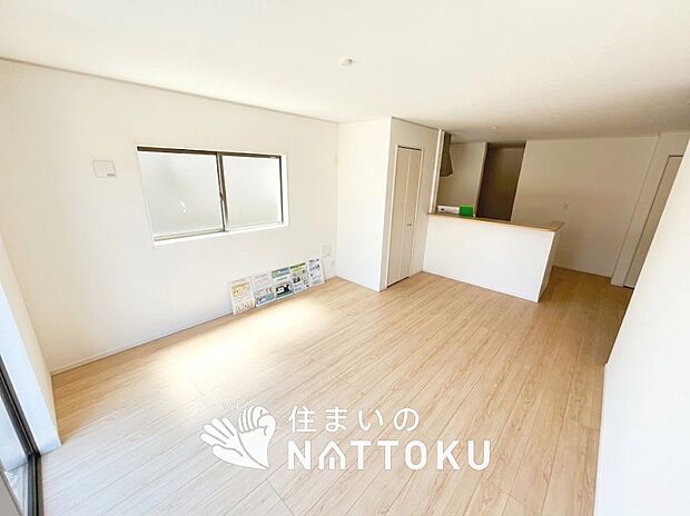 現地写真(リビング)
フローリング材には、木目、色調など木材特有の風合いがあり、ナチュラルな美しさになっています。
