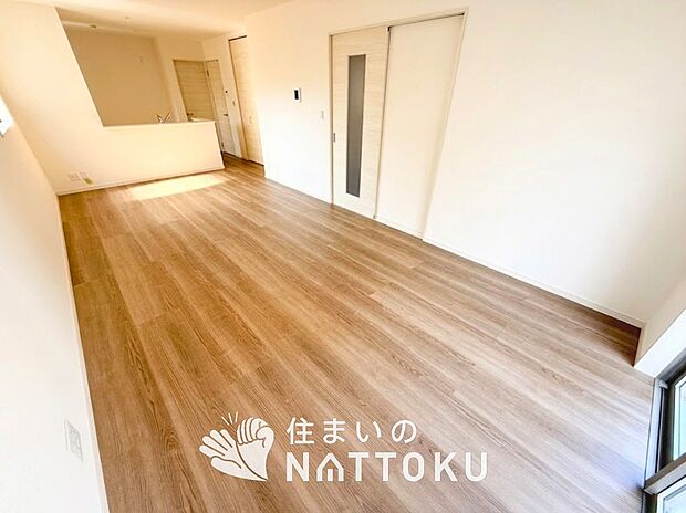 現地写真(リビング)
フローリング材には、木目、色調など木材特有の風合いがあり、ナチュラルな美しさになっています。