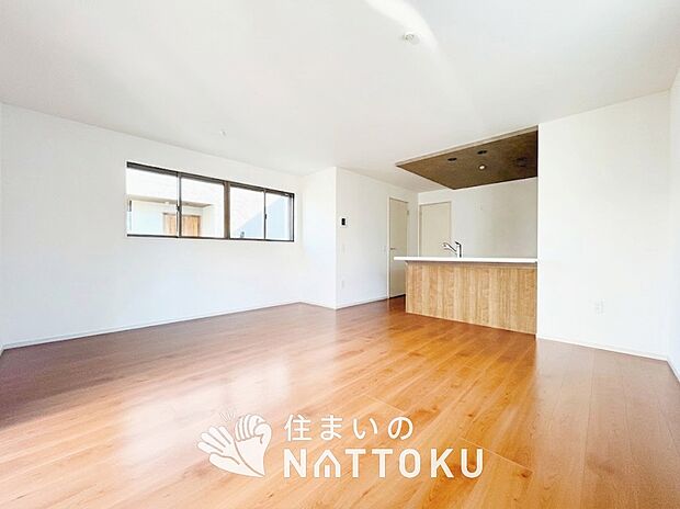 現地写真(リビング)
フローリング材には、木目、色調など木材特有の風合いがあり、ナチュラルな美しさになっています。