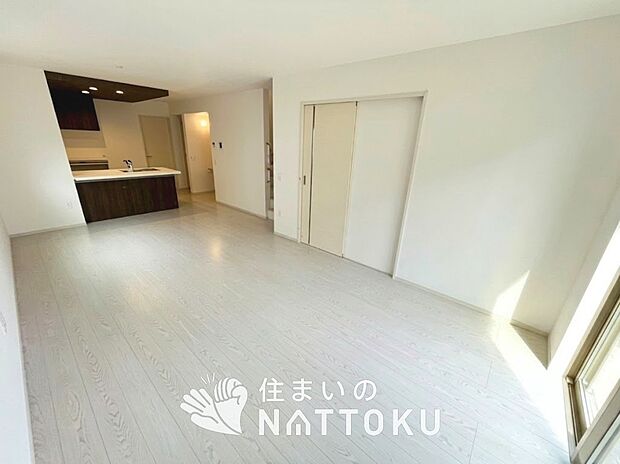 現地写真(リビング)
フローリング材には、木目、色調など木材特有の風合いがあり、ナチュラルな美しさになっています。