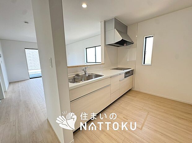 現地写真(キッチン)
収納たっぷりのシステムキッチン、浄水器付水栓を標準装備しています。