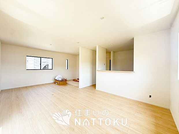現地写真（リビング）
フローリング材には、木目、色調など木材特有の風合いがあり、ナチュラルな美しさになっています。
