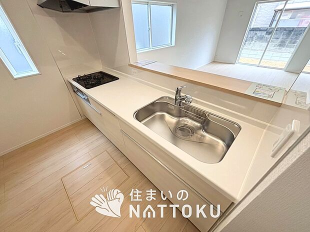現地写真(キッチン)
収納たっぷりのシステムキッチン、浄水器付水栓を標準装備しています。