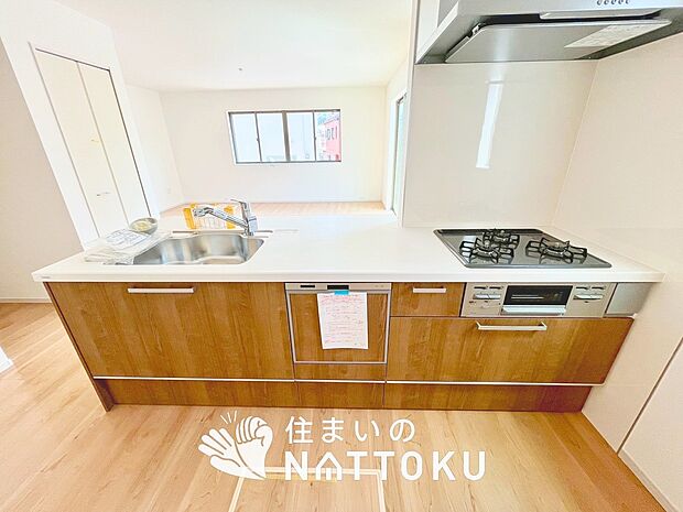 現地写真(キッチン)
収納たっぷりのシステムキッチン、浄水器付水栓を標準装備しています。
