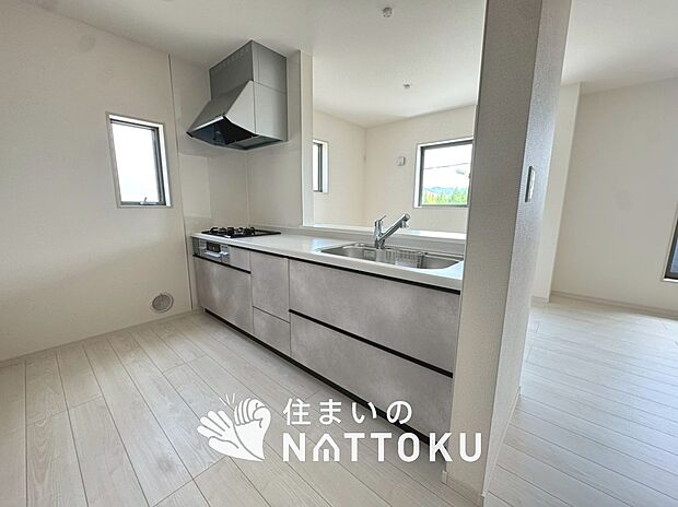 現地写真(キッチン)
収納たっぷりのシステムキッチン、浄水器付水栓を標準装備しています。