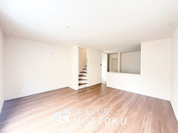 現地写真（リビング）
フローリング材には、木目、色調など木材特有の風合いがあり、ナチュラルな美しさになっています。
