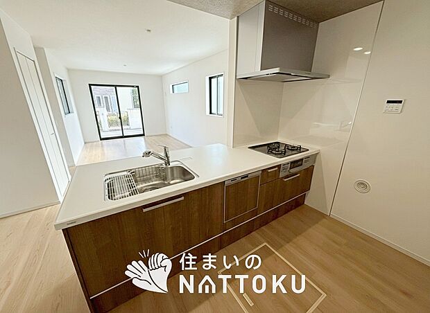 現地写真（キッチン）
収納たっぷりのシステムキッチン、浄水器付水栓を標準装備しています。
