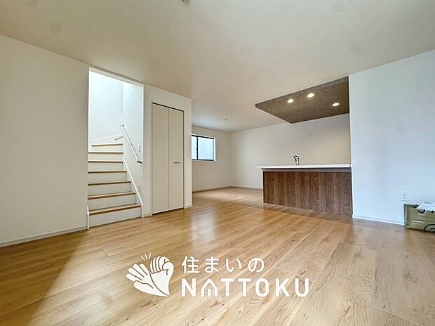 現地写真（リビング）
フローリング材には、木目、色調など木材特有の風合いがあり、ナチュラルな美しさになっています。
