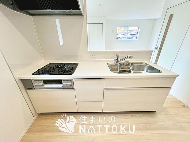 現地写真（キッチン）
収納たっぷりのシステムキッチン、浄水器付水栓を標準装備しています。
