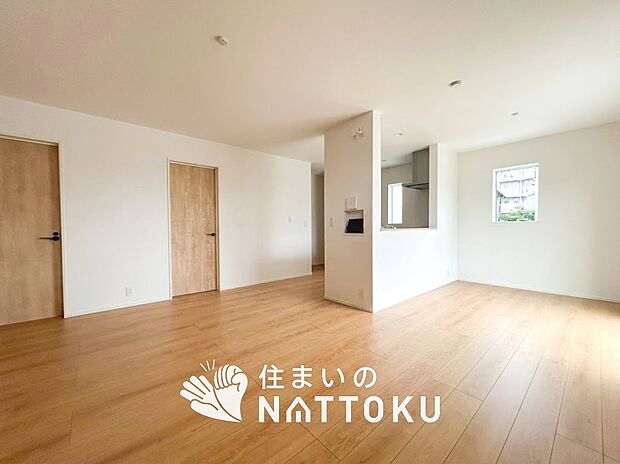 現地写真（リビング）
フローリング材には、木目、色調など木材特有の風合いがあり、ナチュラルな美しさになっています。
