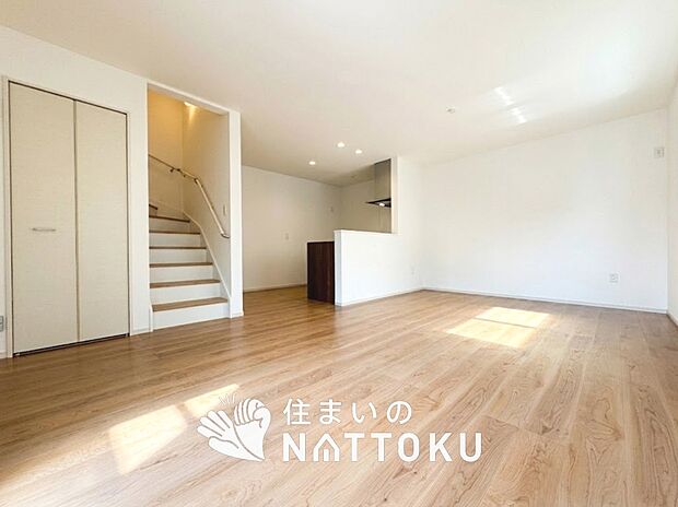現地写真（リビング）
フローリング材には、木目、色調など木材特有の風合いがあり、ナチュラルな美しさになっています。
