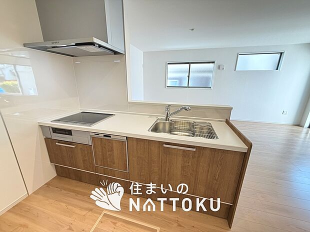 現地写真（キッチン）
収納たっぷりのシステムキッチン、浄水器付水栓を標準装備しています。
