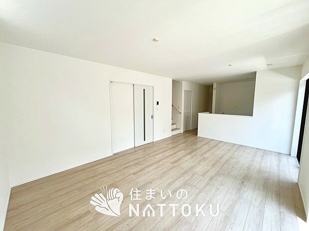 現地写真（リビング）
フローリング材には、木目、色調など木材特有の風合いがあり、ナチュラルな美しさになっています。
