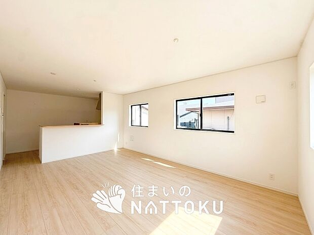 現地写真（リビング）
フローリング材には、木目、色調など木材特有の風合いがあり、ナチュラルな美しさになっています。
