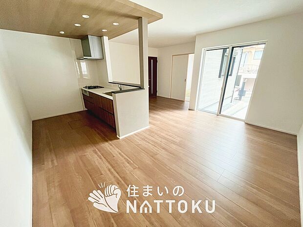 現地写真（リビング）
フローリング材には、木目、色調など木材特有の風合いがあり、ナチュラルな美しさになっています。
