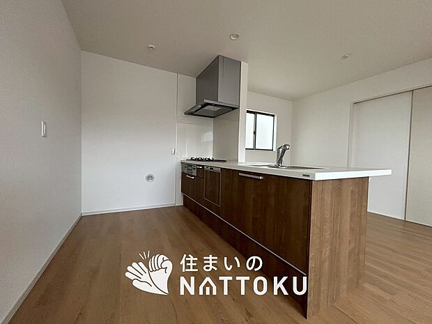 現地写真（キッチン）
収納たっぷりのシステムキッチン、浄水器付水栓を標準装備しています。
