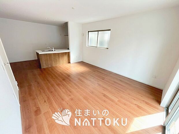 現地写真（リビング）
フローリング材には、木目、色調など木材特有の風合いがあり、ナチュラルな美しさになっています。

