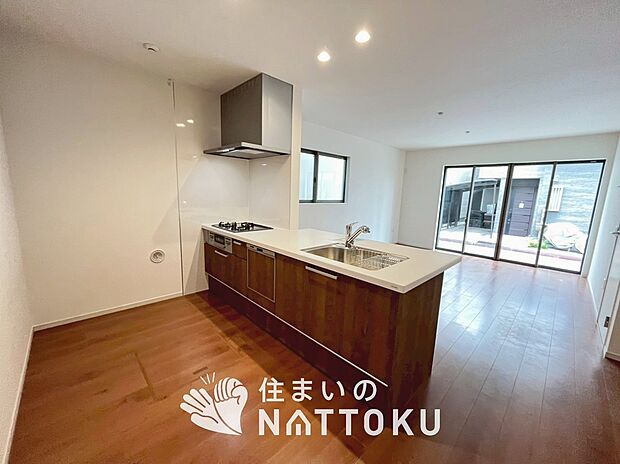 現地写真（キッチン）
収納たっぷりのシステムキッチン、浄水器付水栓を標準装備しています。

