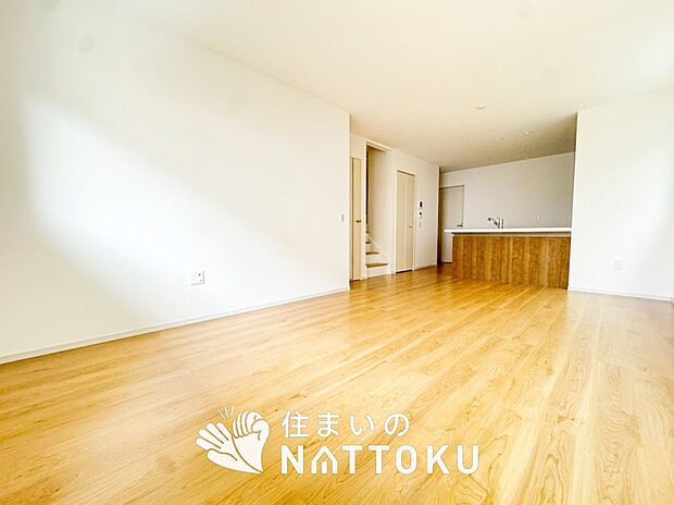 現地写真（リビング）
フローリング材には、木目、色調など木材特有の風合いがあり、ナチュラルな美しさになっています。
