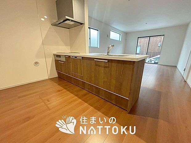 現地写真(キッチン)
収納たっぷりのシステムキッチン、浄水器付水栓を標準装備しています。