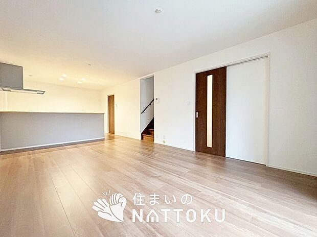 現地写真(リビング)
フローリング材には、木目、色調など木材特有の風合いがあり、ナチュラルな美しさになっています。
