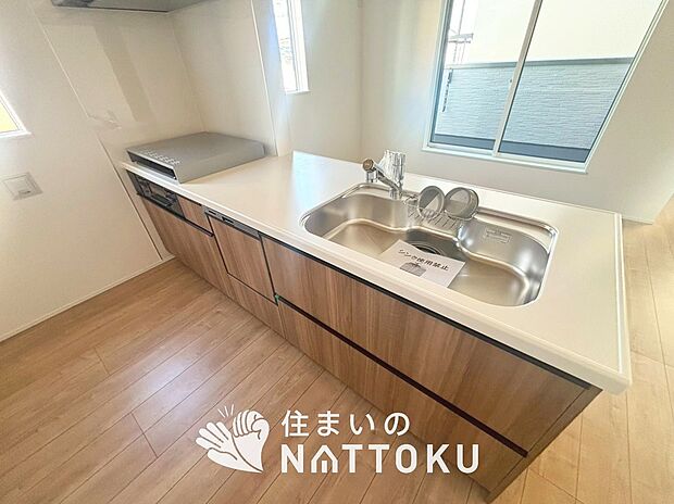 現地写真（キッチン）
収納たっぷりのシステムキッチン、浄水器付水栓を標準装備しています。
