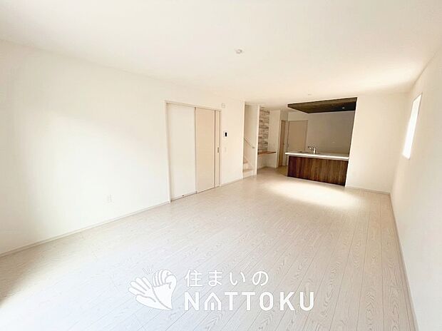 現地写真(リビング)
フローリング材には、木目、色調など木材特有の風合いがあり、ナチュラルな美しさになっています。