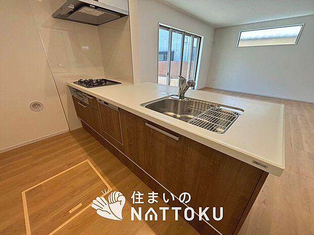 現地写真(キッチン)
収納たっぷりのシステムキッチン、浄水器付水栓を標準装備しています。