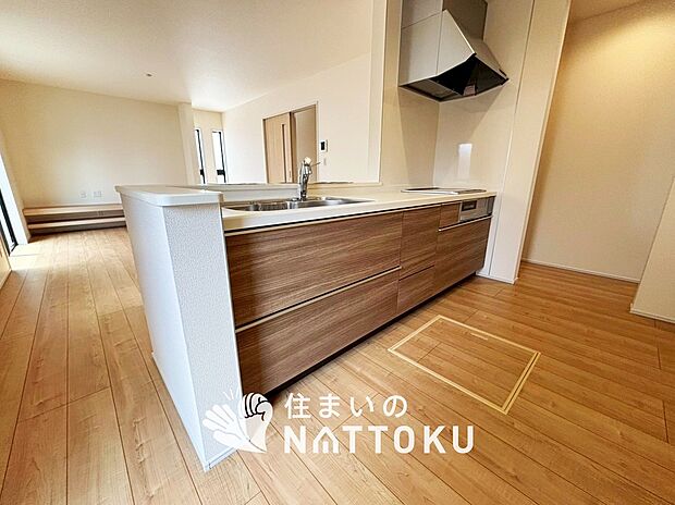 現地写真(キッチン)
収納たっぷりのシステムキッチン、浄水器付水栓を標準装備しています。