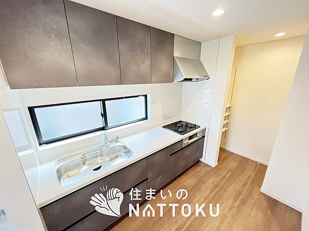 現地写真(キッチン)
収納たっぷりのシステムキッチン、浄水器付水栓を標準装備しています。
