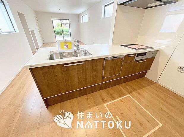 現地写真(キッチン)
収納たっぷりのシステムキッチン、浄水器付水栓を標準装備しています。