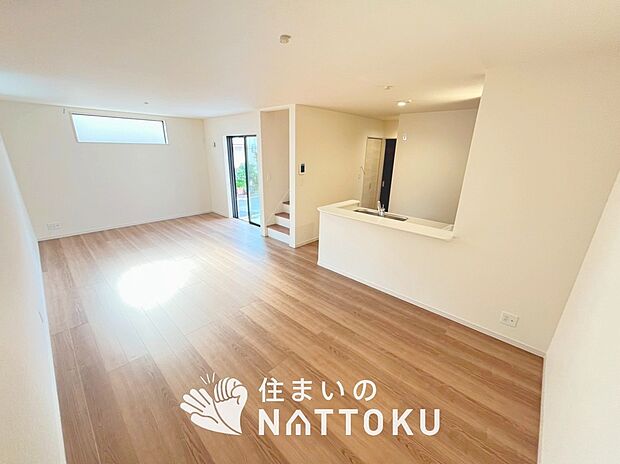 現地写真(リビング)
フローリング材には、木目、色調など木材特有の風合いがあり、ナチュラルな美しさになっています。