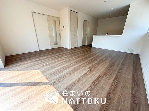 現地写真(リビング)
フローリング材には、木目、色調など木材特有の風合いがあり、ナチュラルな美しさになっています。