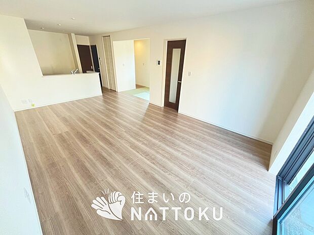 現地写真(リビング)
フローリング材には、木目、色調など木材特有の風合いがあり、ナチュラルな美しさになっています。