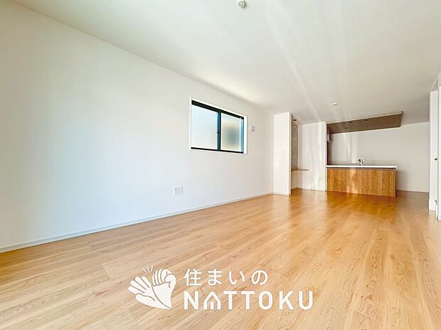 現地写真(リビング)
フローリング材には、木目、色調など木材特有の風合いがあり、ナチュラルな美しさになっています。