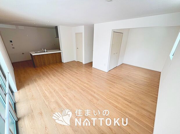 現地写真(リビング)
フローリング材には、木目、色調など木材特有の風合いがあり、ナチュラルな美しさになっています。