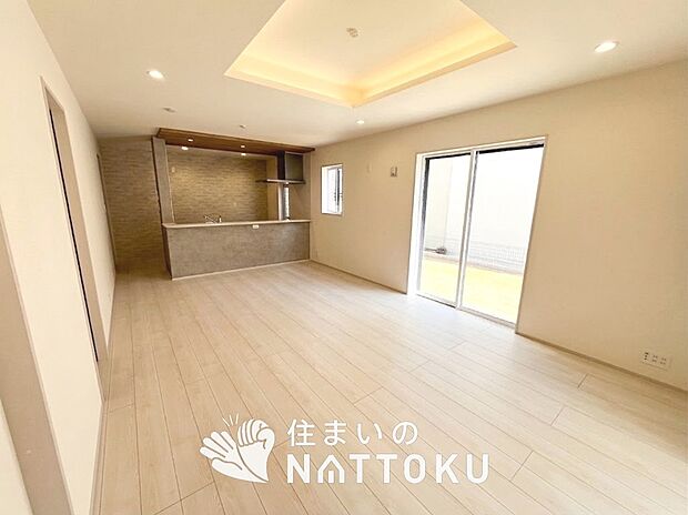 現地写真(リビング)
フローリング材には、木目、色調など木材特有の風合いがあり、ナチュラルな美しさになっています。