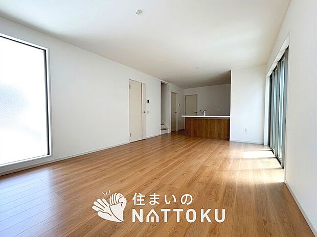 現地写真(リビング)
フローリング材には、木目、色調など木材特有の風合いがあり、ナチュラルな美しさになっています。